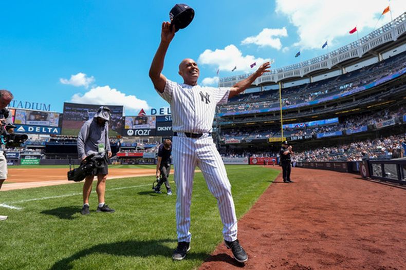 El exjugador de los Yankees de Nueva York, Mariano Rivera, es presentado durante la ceremonia del Día de las Leyendas (Old-Timers Day) de los Yankees antes de un partido de béisbol entre los Yankees de Nueva York y los Bravos de Atlanta, el sábado 8 de agosto de 2026, en Nueva York. (Foto AP/Yuki Iwamura)