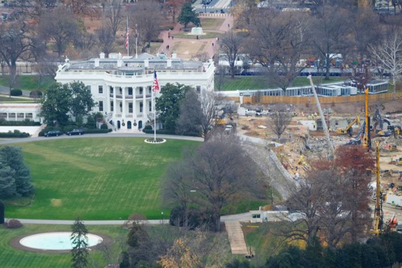 Continúan los trabajos de construcción del salón de baile en la Casa Blanca, donde alguna vez estuvo el Ala Este, el martes 9 de diciembre de 2025, en Washington. (AP Foto/Pablo Martinez Monsivais)
