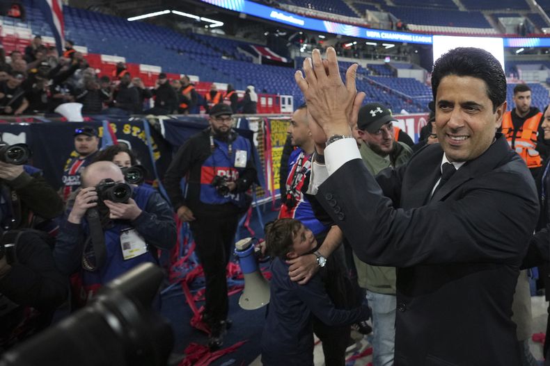 El presidente del Paris Saint-Germain, Nasser Al-Khelaifi, celebra la victoria ante Arsenal en las semifinales de la Liga de Campeones, el miércoles 7 de mayo de 2025. (AP Foto/Thibault Camus)