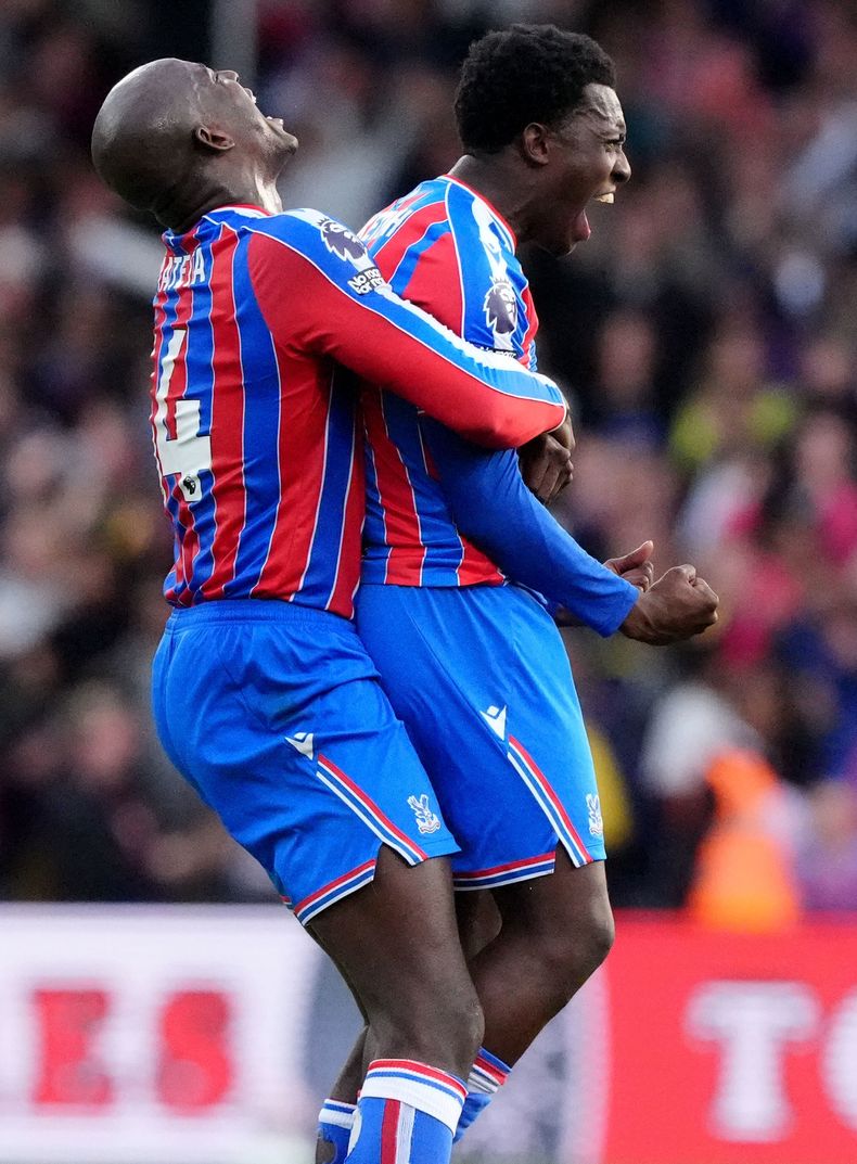 Eddie Nketiah del Crystal Palace celebra con su compañero Jean-Philippe Mateta tras anotar en el encuentro ante el Liverpool en la Liga Premier el sábado 27 de septiembre del 2025. (Jonathan Brady/PA via AP)