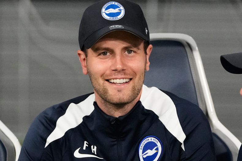 ARCHIVO - Foto del 24 de julio del 2024, el entrenador del Brighton Fabian Hurzeler sonríe antes de un amistoso ante el Kashima Antlers en Tokio (AP Foto/Shuji Kajiyama, Archivo)