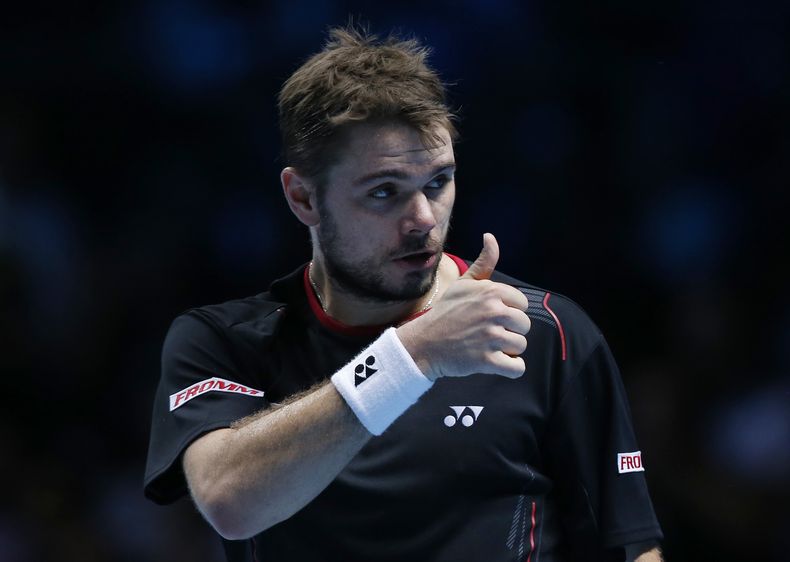 El suizo Stanislas Wawrinka gesticula hacia su entrenador tras ganar un set contra David Ferrer en la Copa Masters el viernes, 8 de noviembre de 2013, en Londres. (AP Photo/Sang Tan)