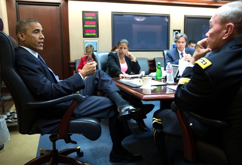 En esta imagen difundida por la Casa Blanca, el presidente Barack Obama se re&uacute;ne con el Consejo de Seguridad Nacional en la Sala de Situaci&oacute;n de la Casa Blanca, el jueves 7 de agosto de 2014, en Washington. Obama autoriz&oacute; el jueves bo