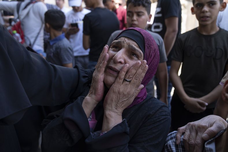 ARCHIVO - Khayriah, madre de Hamza Maqbool, llora en su funeral en la ciudad cisjordana de Nablus, el viernes 7 de julio de 2023. Tropas israelíes mataron a tiros el lunes a un hombre palestino en nuevos enfrentamientos en Cisjordania, dentro de una ola de violencia en el territorio ocupado que no parecía remitir. (AP Foto/Nasser Nasser, Archivo)