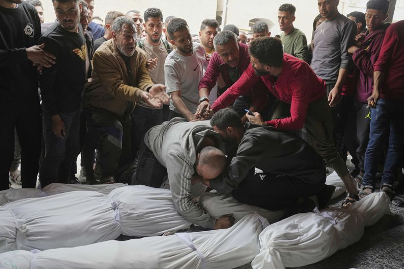 Palestinos lloran sobre los cadáveres de familiares muertos en un ataque aéreo israelí en el vecindario de Shijaiyah, tras ser trasladados al hospital baptista de la Ciudad de Gaza, el 9 de abril de 2025. (AP Foto/Jehad Alshrafi)