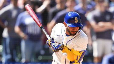 José Caballero, de los Marineros de Seattle, es golpeado por un lanzamiento con la casa llena por el relevista de los Rays de Tampa Bay, Jason Adam, remolcando a Teóscar Hernández para anotar, durante la séptima entrada del juego de béisbol, el domingo 2 de julio de 2023, en Seattle. (AP Foto/Lindsey Wasson)