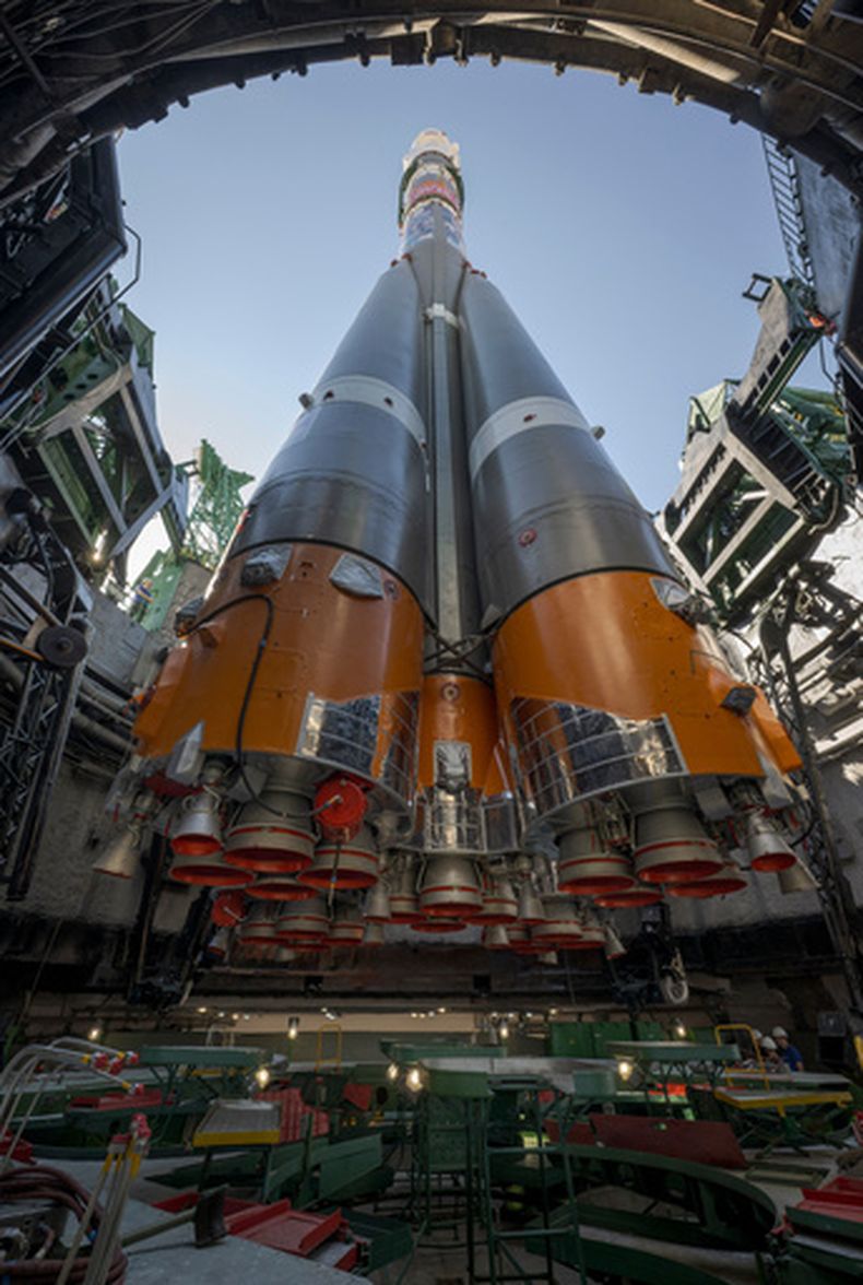 El cohete Soyuz se ve colocado en posición en la plataforma de lanzamiento 31 en el Cosmódromo de Baikonur, en Kazajistán, el sábado 11 de julio de 2026. (Bill Ingalls/NASA via AP)