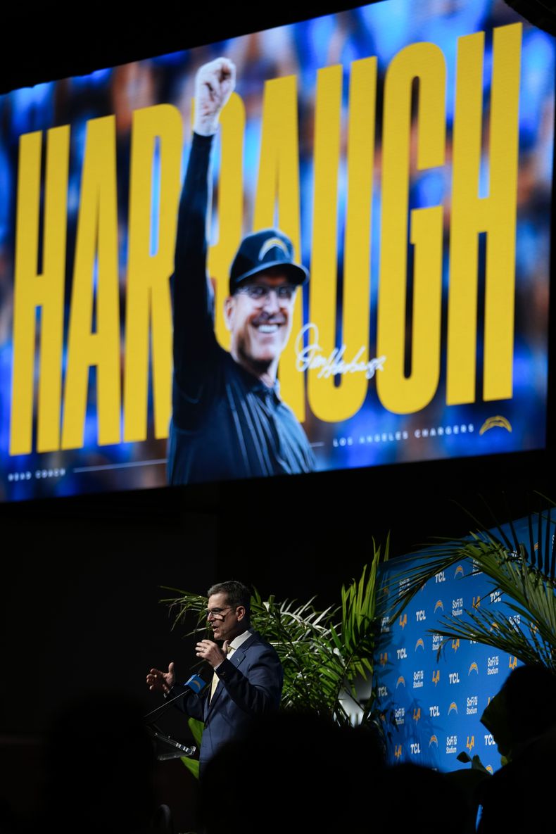 Jim Harbaugh habla en conferencia de prensa durante su presentación como nuevo entrenador de los Chargers de Los Ángeles en Inglewood, California el 1 de febrero del 2024. (AP Foto/Ashley Landis)