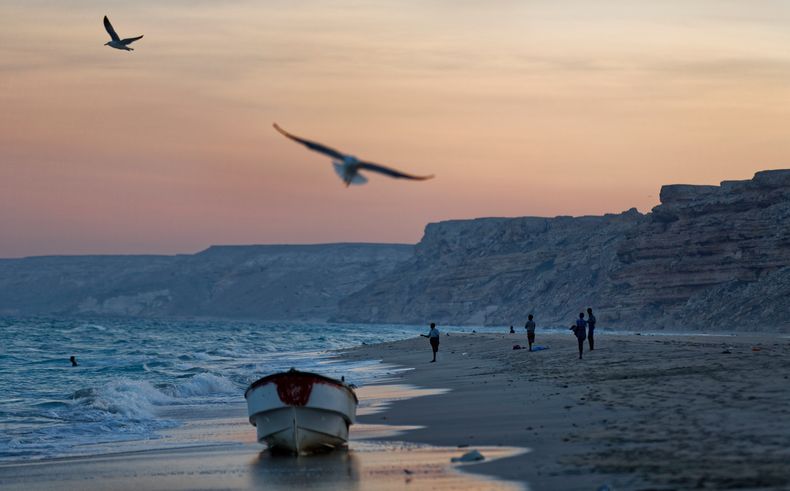 ARCHIVO - Pescadores miran al océano Índico al atardecer en una playa en la antigua localidad pirata de Eyl, en la región semiautónoma nororiental de Puntlandia, Somalia, el 6 de marzo de 2017. (AP Foto/Ben Curtis, archivo)