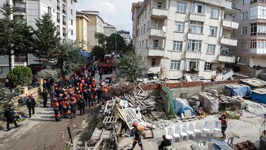 Bomberos y rescatistas trabajan ante un edificio de siete plantas parcialmente derrumbado en Estambul, el jueves 8 de octubre de 2026. (Abdullah Tepeli/DIA Foto via AP)