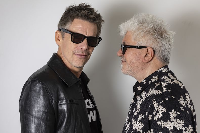 Ethan Hawke, izquierda, y el director Pedro Almodóvar posan para promover el corto Extraña forma de vida en la 76a edición del festival internacional de cine de Cannes, en el sur de Francia, el jueves 18 de mayo de 2023. (Foto Joel C Ryan/Invision/AP)