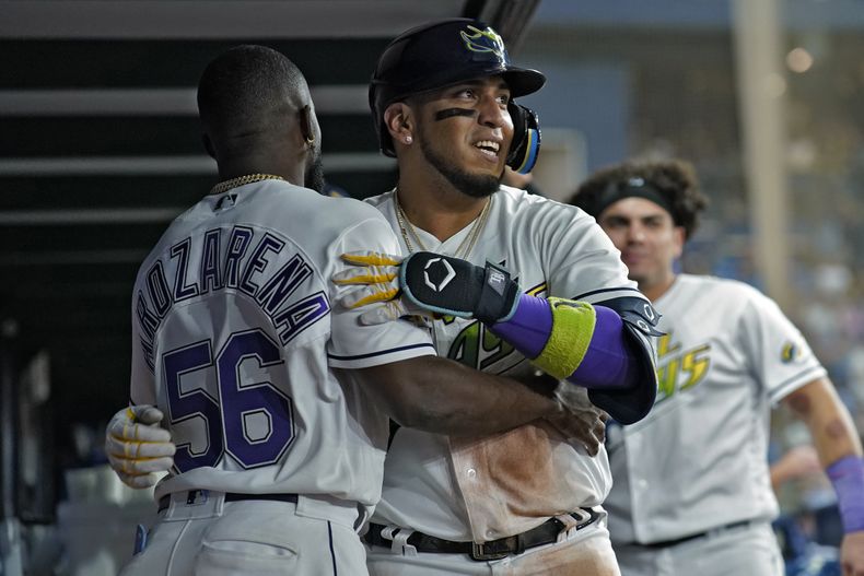 Los mexicanos Randy Arozarena e Isaac Paredes, de los Rays de Tampa Bay festejan durante el encuentro del viernes 8 de septiembre de 2023 ante los Marineros de Seattle (AP Foto/Chris OMeara)