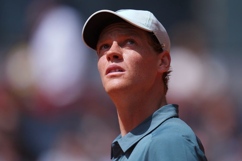 Jannik Sinner tras vencer a Cameron Norrie en los octavos de final del Abierto de Madrid, el martes 28 de abril de 2026, en Madrid. (AP Foto/Manu Fernández)