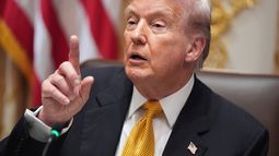 ARCHIVO - El presidente de EEUU, Donald Trump, habla con periodistas en la Casa Blanca el 7 de noviembre de 2025, en Washington. (AP Foto/Evan Vucci/Archivo)