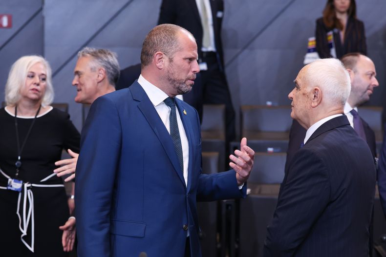 El ministro belga de Defensa, Theo Francken, en el centro, habla con el ministro búlgaro de Defensa, Atanas Zapryanov, durante una reunión de ministros en el Consejo Atlántico Norte en en la sede de la OTAN en Bruselas, el miércoles 15 de octubre de 2025 (AP Foto/Omar Havana)