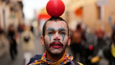 Estudiantes universitarios y artistas protestan en Bogotá, Colombia, el lunes 21 de septiembre de 2026, contra los recortes presupuestarios propuestos para las artes y la cultura por el gobierno del presidente colombiano Abelardo de la Espriella. (AP Foto/Fernando Vergara)