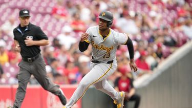 KeBryan Hayes de los Piratas de Pittsburgh recorre las bases con el sencillo de Jack Suwinski en la segunda entrada ante los Rojos de Cincinnati el miércoles 26 de junio del 2024. (AP Foto/Jeff Dean)