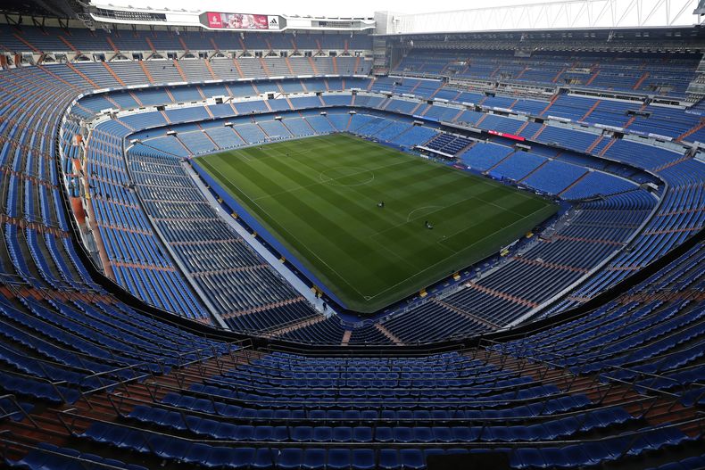 ARCHIVO- Una vista general del estadio Santiago Bernabéu em Madrid, España, el viernes 30 de noviembre de 2018. España es fuerte candidato para ser sede del siguiente partido internacional de la NFL en temporada regular y podría suceder tan pronto como en 2024. (AP Foto/Manu Fernandez, Archivo)