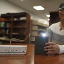 Minh Ha, gerente de tecnología de asistencia en la Escuela para los Ciegos Perkins, prueba un dispositivo LightSound por primera vez en la biblioteca de la escuela en Watertown, Massachusetts, el 2 de marzo de 2024. (AP Foto/Mary Conlon)