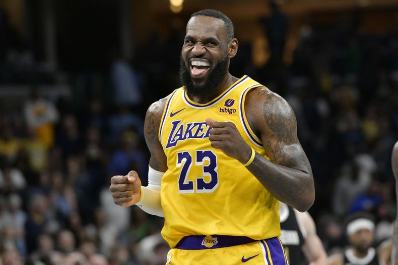 El alero de los Lakers de Los Ángeles LeBron James (23) mira hacia el banquillo de los Grizzlies de Memphis durante la segunda mitad del juego de baloncesto de la NBA, el viernes 12 de abril, en Memphis, Tennessee. (AP Foto/Brandon Dill)