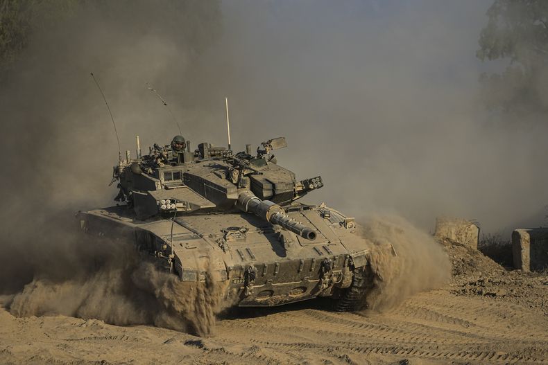 Un tanque israelí cerca de la frontera con la Franja de Gaza, el 14 de julio del 2024. (Foto AP/Tsafrir Abayov)