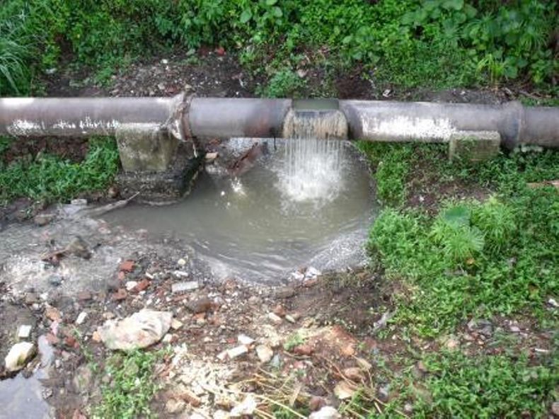 Las tuberías rotas que vierten aguas albañales contaminan los ríos con numerosas sustancias tóxicas.