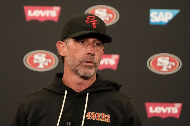 ARCHIVO - Foto del 28 de mayo del 2026, el entrenador de los 49ers de San Francisco Kyle Shanahan en conferencia de prensa tras un entrenamiento. (AP Foto/Jeff Chiu, Archivo)