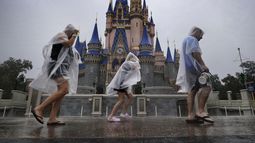 Los visitantes se enfrentan a las primeras lluvias del huracán Milton en el Magic Kingdom de Walt Disney World en Bay Lake, Florida, el miércoles 9 de octubre de 2024. Los cuatro parques temáticos de Disney en Florida cerraron a primera hora del miércoles debido a la llegada prevista de la tormenta. (Joe Burbank/Orlando Sentinel vía AP)