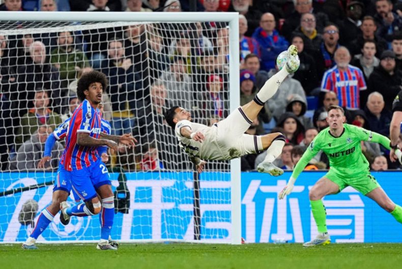 Valentín Castellanos de West Ham remata de chilena en el partido contra Crystal Palace en la Liga Premier, el lunes 20 de abril de 2026, en Londres. (Jordan Pettitt/PA vía AP)