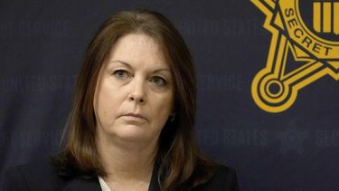 La directora del Servicio Secreto Kimberly Cheatle en conferencia de prensa en Chicago el 4 de junio del 2024. (Foto AP/Charles Rex Arbogast)