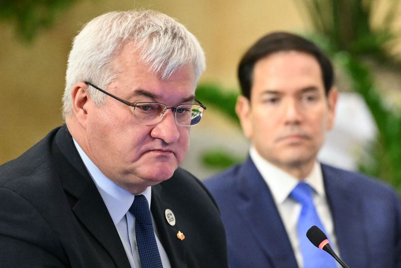 El ministro de exteriores ucraniano Andriy Sybiha (izq) con el secretario de Estado Marco Rubio en la reunión del Grupo de los Siete en Niagara-on-the-Lake, Canadá, el 12 de noviembre del 2025. (Mandel Ngan/Pool Photo via AP)