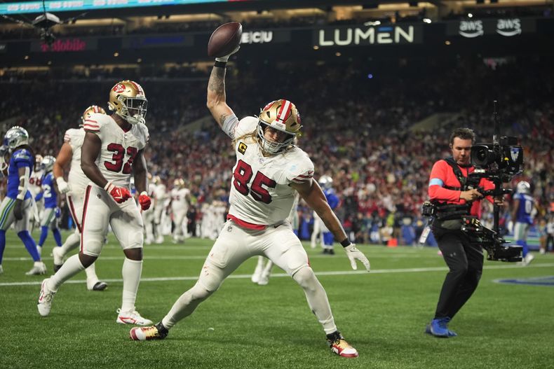 George Kittle, de los 49ers de San Francisco, festeja un touchdown ante los Seahawks de Seattle, el jueves 10 de octubre de 2024 (AP Foto/Lindsey Wasson)