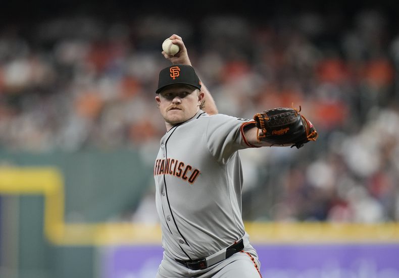 El lanzador abridor de los Gigantes de San Francisco, Logan Webb (62), lanza a José Altuve, de los Astros de Houston, durante la primera entrada de un juego de béisbol el martes 1 de abril de 2025, en Houston. (AP Foto/Karen Warren)