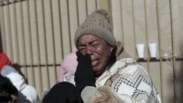 Margelis Tinoco, una migrante colombiana de 48 años, rompe en llanto después de que su cita por CBP One fue cancelada en el puente internacional Paso del Norte de Ciudad Juárez, México, limítrofe con Estados Unidos, el lunes 20 de noviembre de 2025, el día de la toma de posesión del presidente estadounidense Donald Trump. (AP Foto/Christian Chavez)