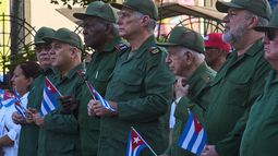 El presidente cubano Miguel Díaz-Canel, en el centro, asiste a una celebración conmemorativa del 65 aniversario de la proclamación que declara socialista a la revolución cubana, en La Habana, Cuba, el jueves 16 de abril de 2026. (AP Foto/Ramón Espinosa)