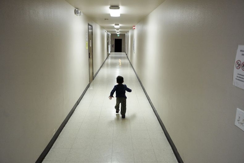 ARCHIVO - Un niño solicitante de asilo procedente de Centroamérica corre por un pasillo tras llegar desde un centro de detención de inmigrantes a un refugio en San Diego, California, el 11 de diciembre de 2018. (AP Foto/Gregory Bull, Archivo)