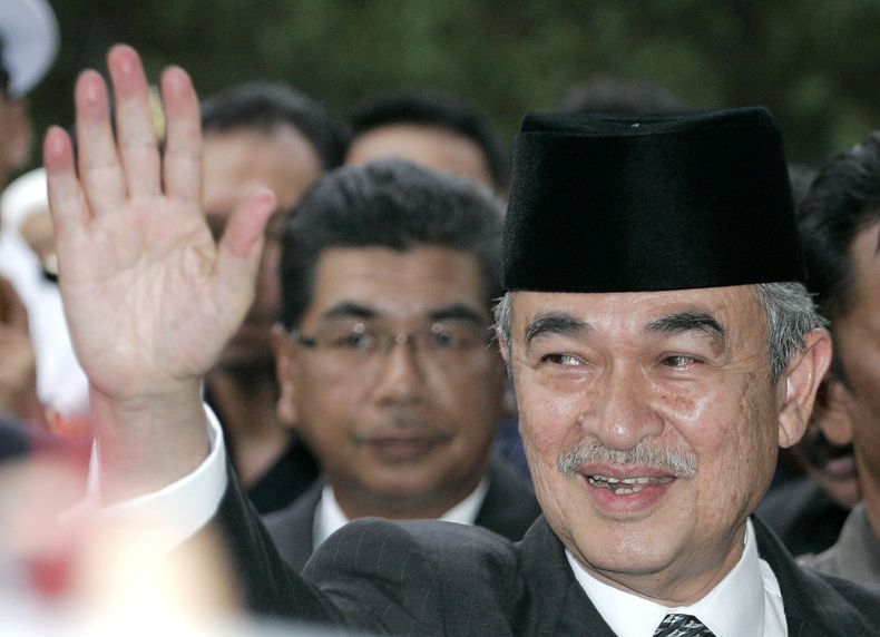 ARCHIVO - El primer ministro saliente de Malasia, Abdullah Ahmad Badawi, también ministro de Defensa, saluda durante una ceremonia de despedida en Kuala Lumpur, Malasia, el jueves 2 de abril de 2009. (AP foto/Lai Seng Sin, archivo)