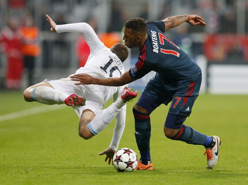 El jugador de Bayern Munich, Jerome Boateng, derecha, disputa un bal&oacute;n en un partido contra Manchester City por la Liga de Campeones el martes, 10 de diciembre de 2013, en Munich, Alemania. (AP Photo/Matthias Schrader)