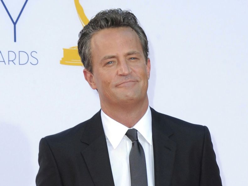 ARCHIVO - El actor Matthew Perry llega a los 64º Premios Primetime Emmy en Los Ángeles el 23 de septiembre de 2012. (Foto Jordan Strauss/Invision/AP, archivo)