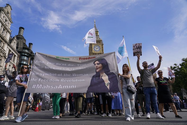 Manifestantes marchan en Londres, el sábado 16 de septiembre de 2023, para conmemorar el aniversario de la muerte de la joven kurdo-iraní Mahsa Amini. (AP Foto/Alberto Pezzali)