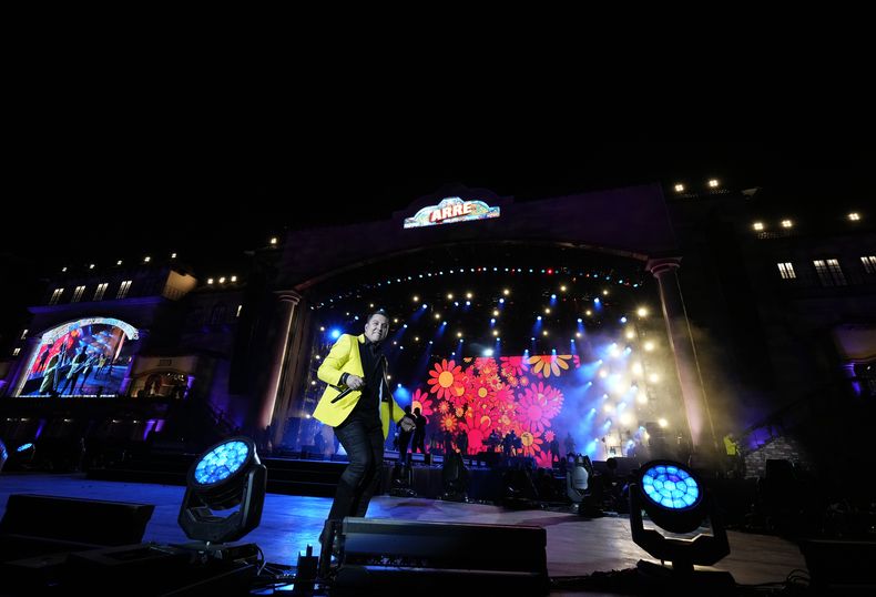 Esaul García de La Arrolladora Banda El Limón De René Camacho durante su concierto en el primer día del festival Arre, el sábado 9 de septiembre de 2023. (Foto AP/Fernando Llano)