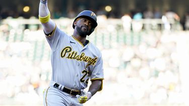 Andrew McCutchen, de los Piratas de Pittsburgh, recorre las bases luego de conectar un jonrón ante los Marineros de Seattle, el viernes 26 de mayo de 2023 (AP Foto/Lindsey Wasson)