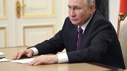 El presidente ruso, Vladímir Putin, preside una reunión por videoconferencia sobre temas económicos, en el Kremlin, en Moscú, Rusia, el martes 25 de julio de 2023. (Alexander Kazakov, Sputnik, Kremlin Pool Photo vía AP)
