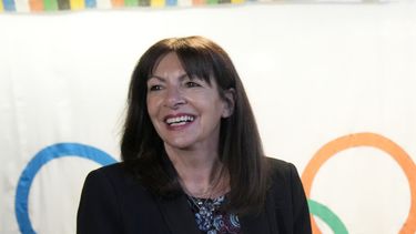 En esta imagen de archivo, la alcaldesa de París, Anne Hidalgo, habla con la de Los Ángeles, Karen Bass (no fotografiada), en una reunión en París, el 7 de marzo de 2024. (AP Foto/Christophe Ena, archivo)