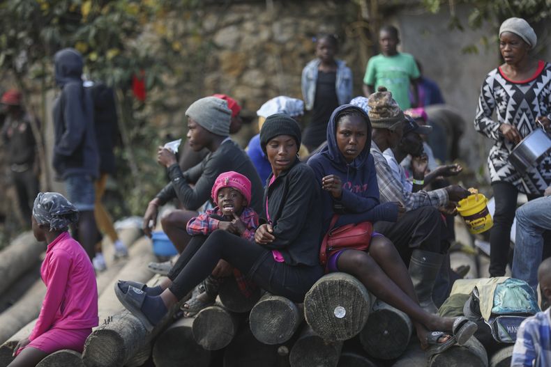 Personas desplazadas por los ataques de las pandillas se refugian en el Ayuntamiento de Kenscoff, en Puerto Príncipe, Haití, el jueves 13 de febrero de 2025. (AP Foto/Odelyn Joseph)