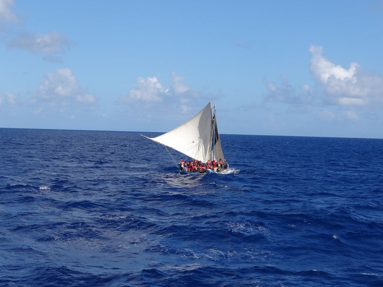 Cubanos en alta mar. Foto de archivo.
