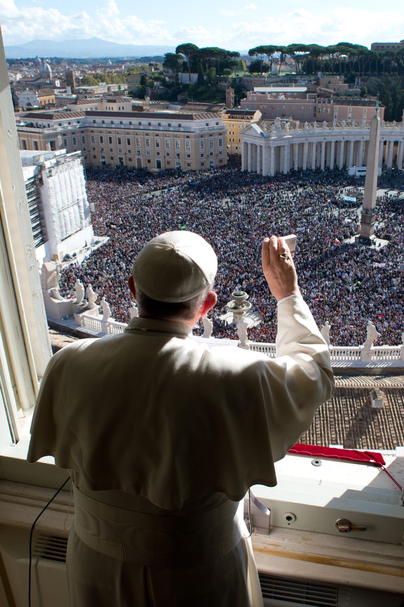 Foto del diario vaticano LOsservatore Romano, tomada el domingo 17 de noviembre de 2013,que muestra al papa Francisco hablando a la multiutud que acude a su mensaje dominical en la plaza de San Pedro. (Foto de AP/LOsservatore Romano, ho)
