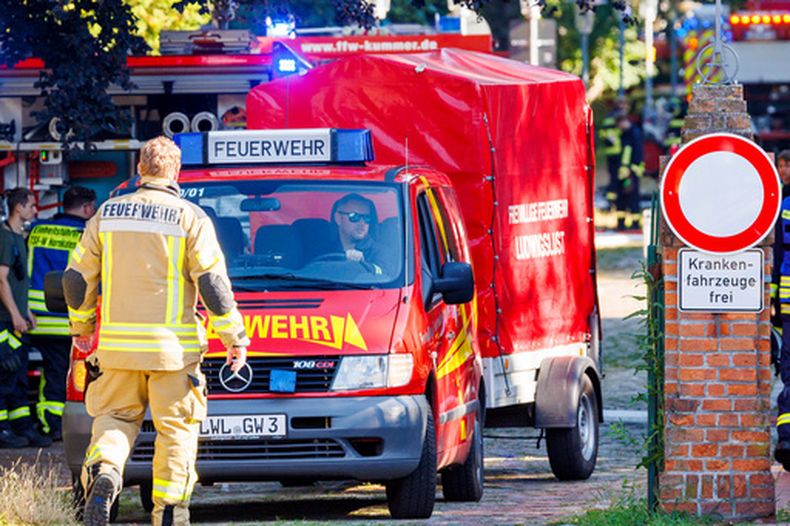Bomberos y policías, en el lugar donde se declaró un incendio en un hospital en Ludwigslust, Alemania, el 2 de julio de 2026. (Jens Büttner/dpa via AP)