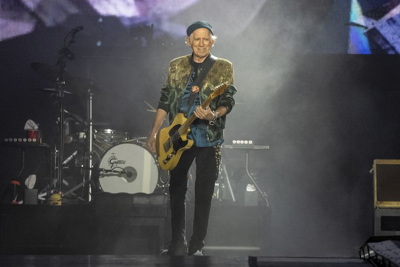 Keith Richards de Los Rolling Stones se presenta en la primera noche de la etapa estadounidense de su gira Hackney Diamonds el domingo 28 de abril de 2024 en Houston. (Foto Amy Harris/Invision/AP)