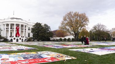 El presidente Joe Biden y la primera dama Jill Biden caminan hacia edredones para conmemorar el Día Mundial de la Lucha contra el Sida, el domingo 1 de diciembre de 2024, en Washington. (AP Foto/Manuel Balce Ceneta)
